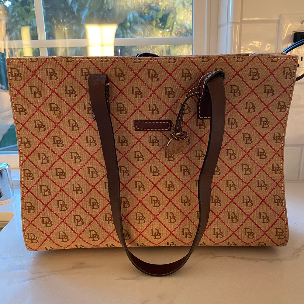 Dooney & Bourke tote bag in great condition. Several pockets inside